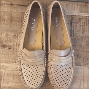 NWOT Vaneli Tan Size 7 Loafer Gold Trim
